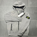 STONE ISLAND FRÜHLINGSJACKE MIT ABNEHMBARER KAPUZE, FARBE GRAU