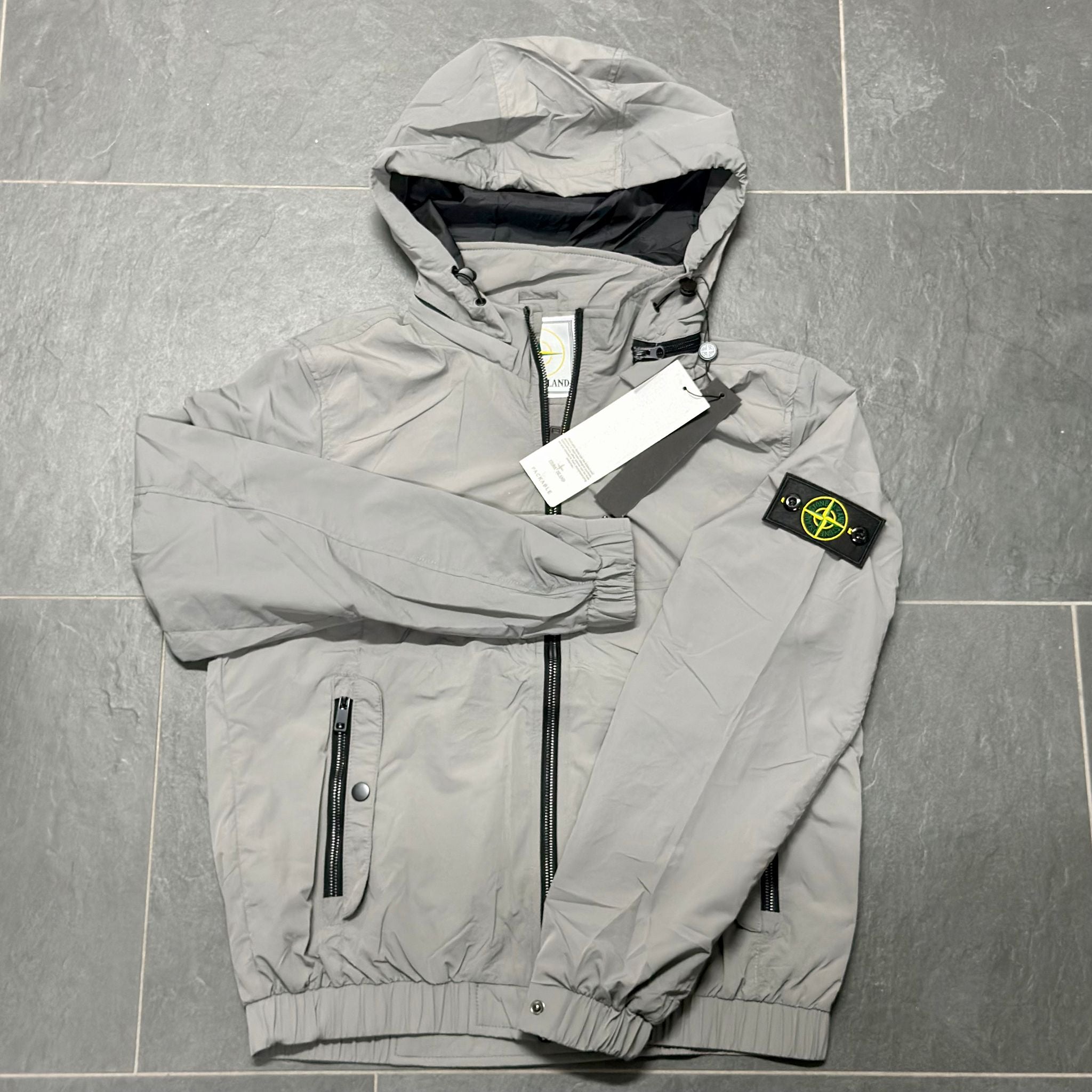 GIACCA PRIMAVERILE STONE ISLAND CON CAPPUCCIO REMOVIBILE COLORE GRIGIO