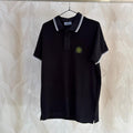 SCHWARZES BAUMWOLLPOLOSHIRT MIT KONTRASTIERENDEM WEISSEM STREIFEN